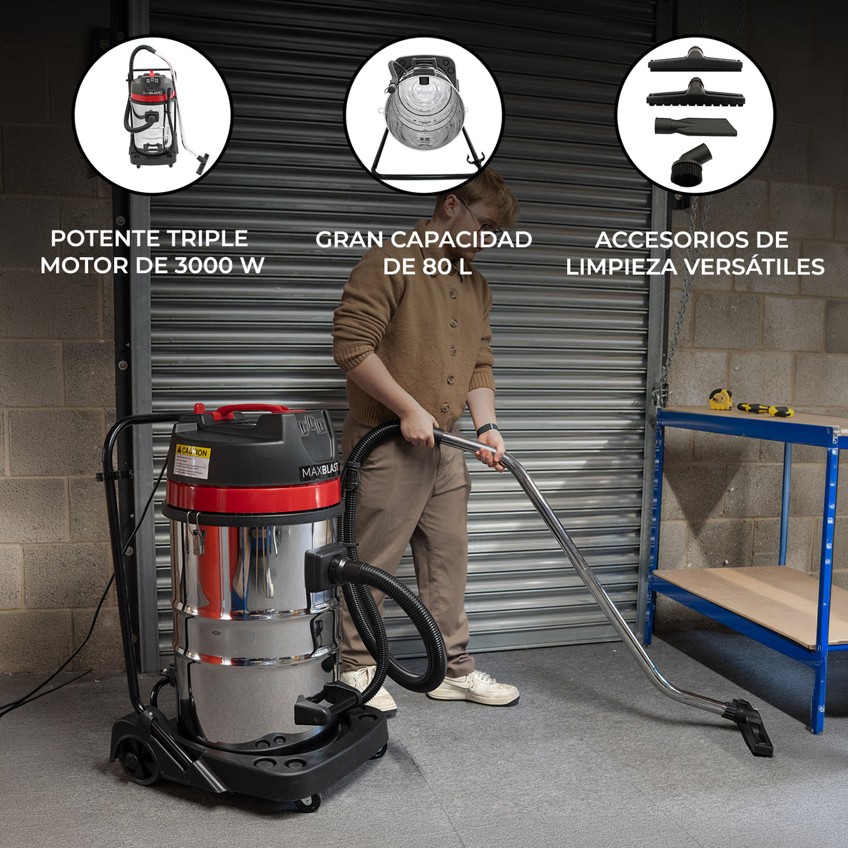 Aspiradora comercial MAXBLAST de 80 litros con motor potente, diseño metálico brillante y accesorios de limpieza versátiles en un entorno de trabajo