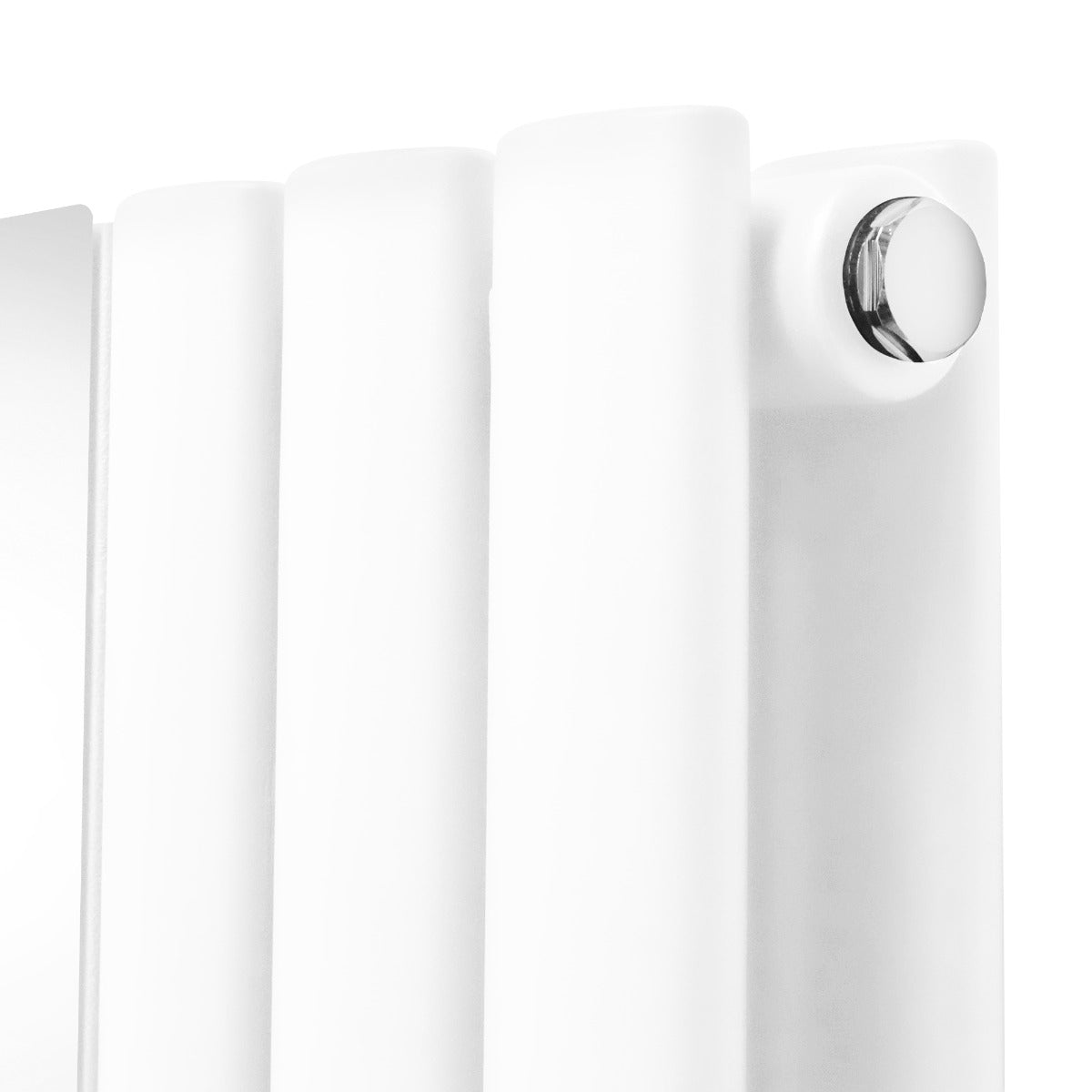 Radiador de columna ovalada blanco con acabado liso, válvula cromada y espejo, ideal para decoración y calefacción eficiente