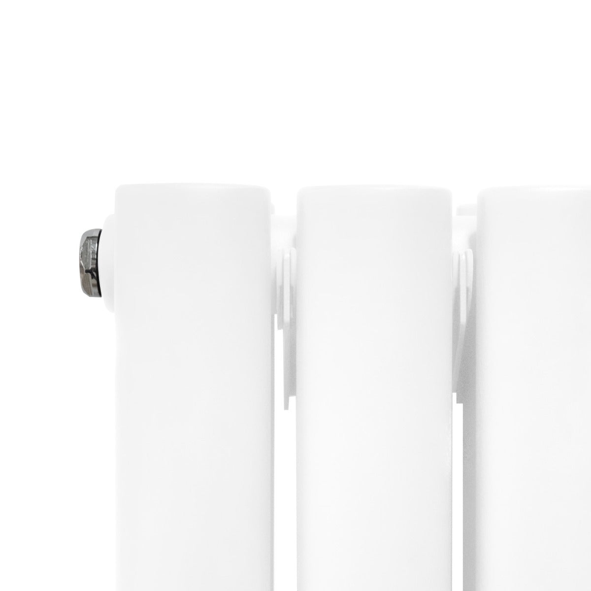 Radiador de columna ovalada blanco con acabado liso, válvulas visibles y diseño moderno, ideal para espacios elegantes y funcionales