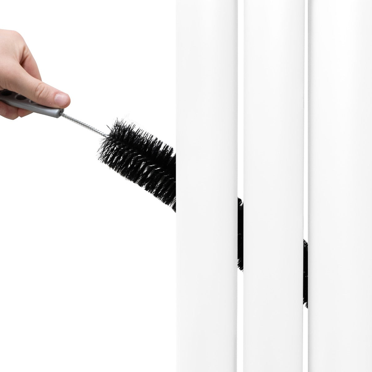 Radiador de columna ovalada blanco de 1800 mm x 380 mm, con espejo y válvulas, mostrando limpieza con cepillo negro entre las secciones
