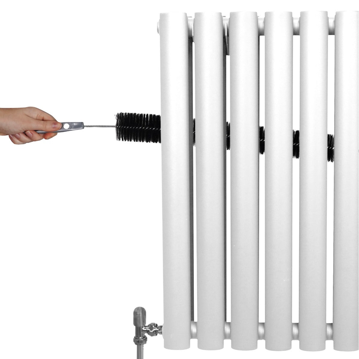 Radiador de columna ovalada blanco de 600mm x 600mm, con válvulas cromadas TRV y mano ajustando el termostato en la parte superior