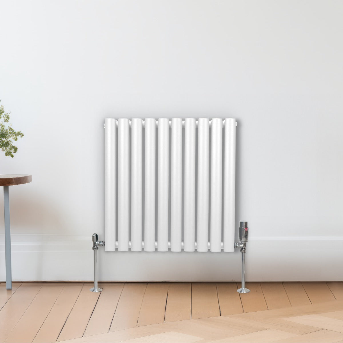 Radiador de columna ovalada blanco de 600mm x 600mm con válvulas cromadas TRV, montado en pared sobre suelo de madera clara