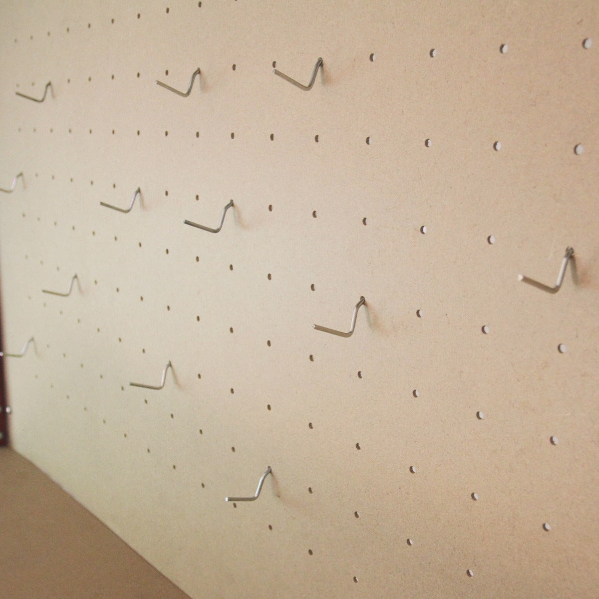 Banco de Trabajo con Tablero de Clavijas, Cajón y Luz – Rojo