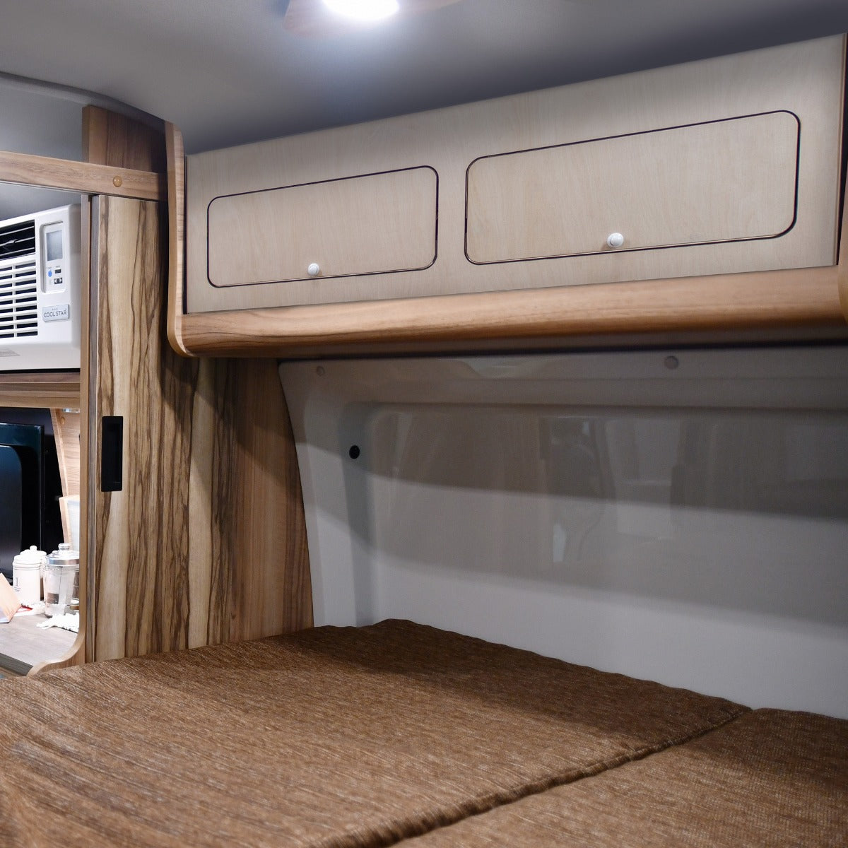 Armario Elevado de Autocaravana con Acabado Negro– 120cm x 35cm x 35cm