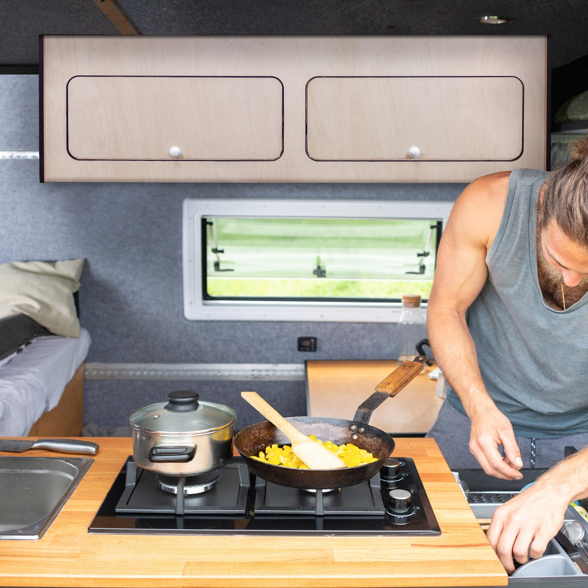 Armario Elevado de Autocaravana con Acabado Negro– 120cm x 35cm x 35cm