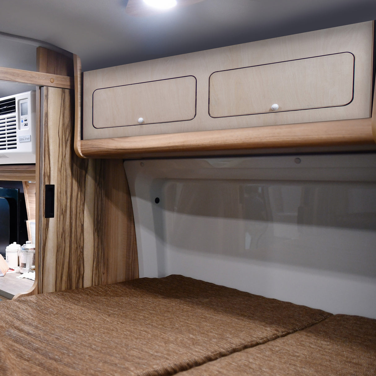 Armario superior para caravana con borde negro – 120 cm x 25 cm x 25 cm