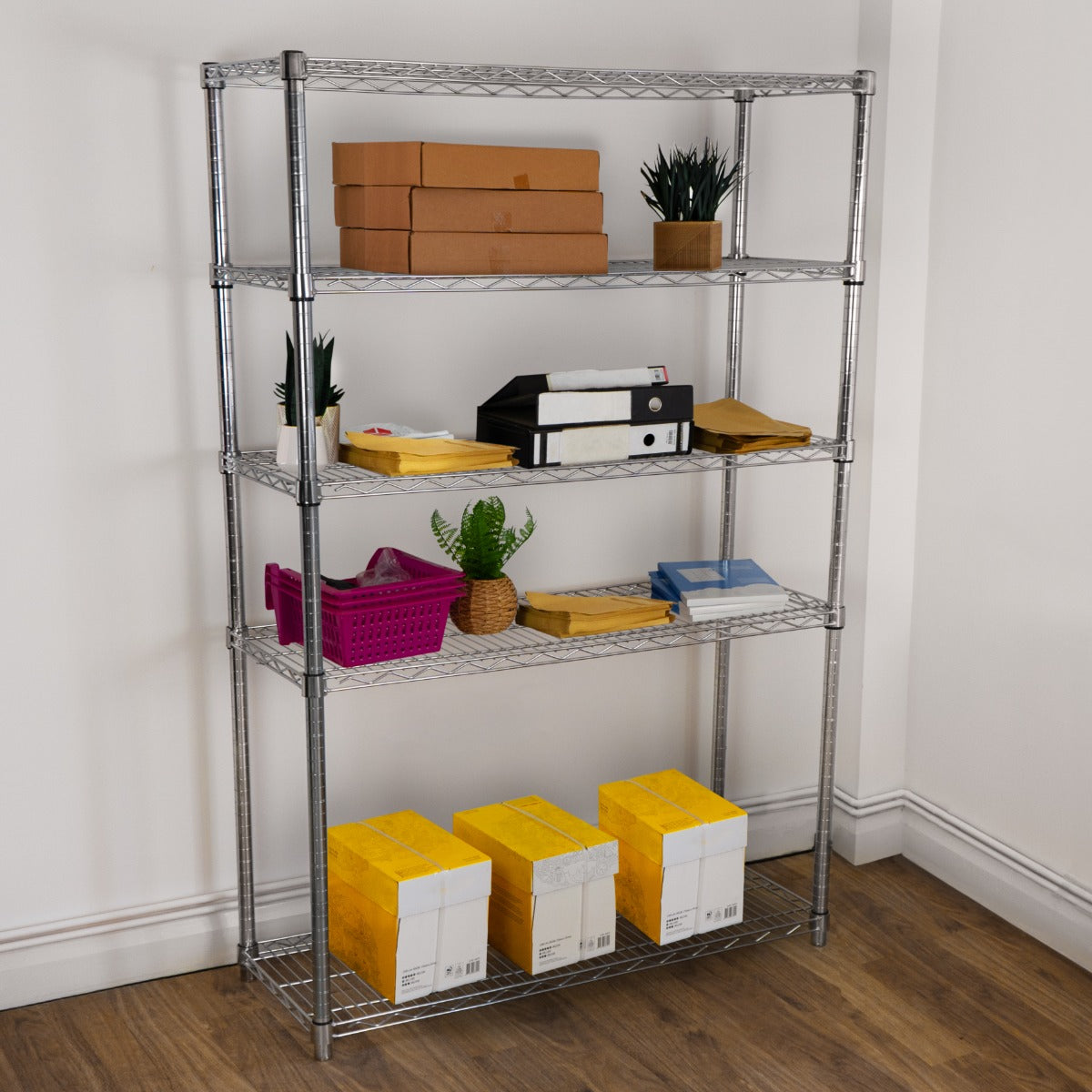 Estantería de alambre metálico de 45cm x 150cm x 180cm con estantes llenos de cajas, plantas y organizadores en un entorno luminoso