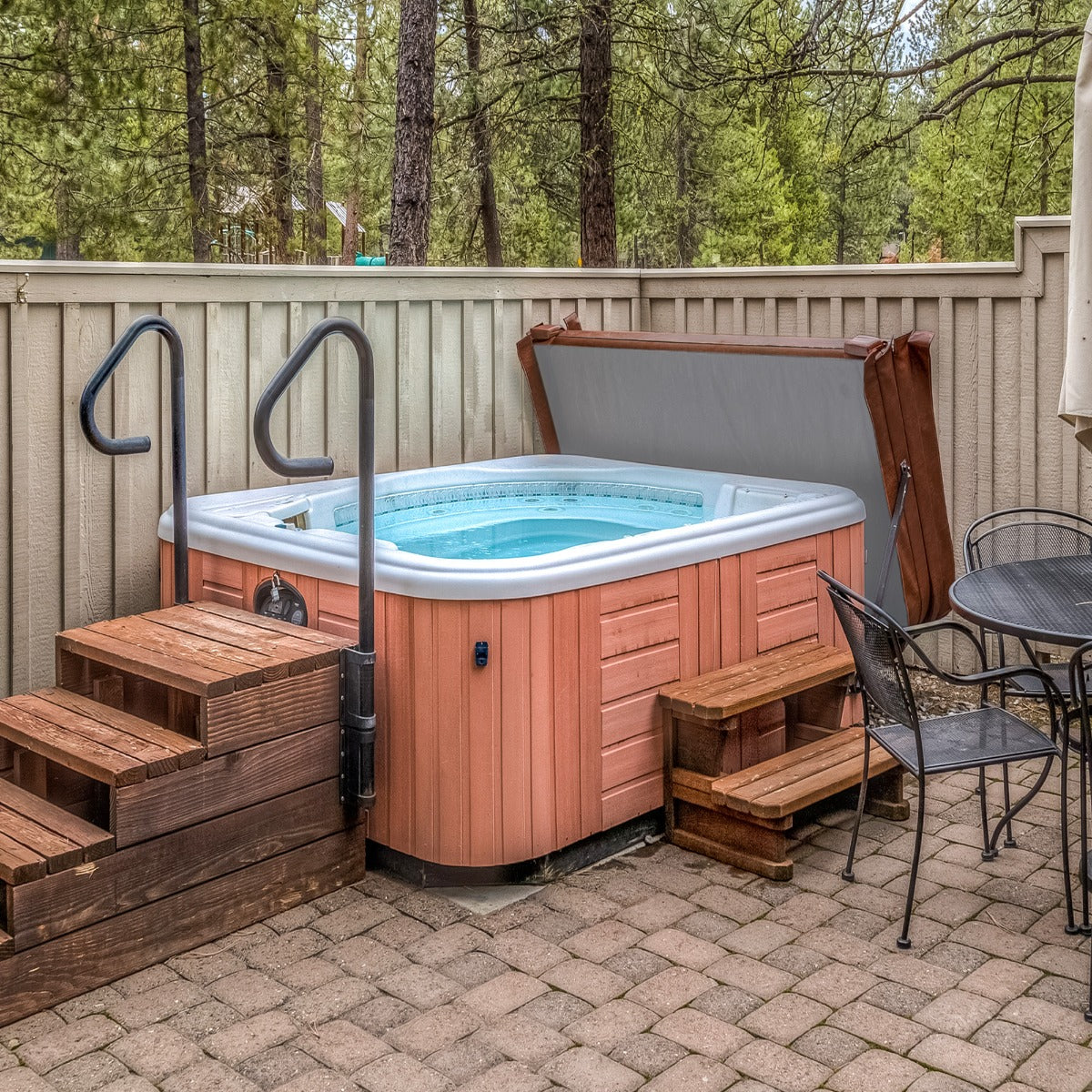 Cubierta marrón de 2m x 2m para jacuzzi, con textura suave, que protege el jacuzzi en un entorno natural y acogedor