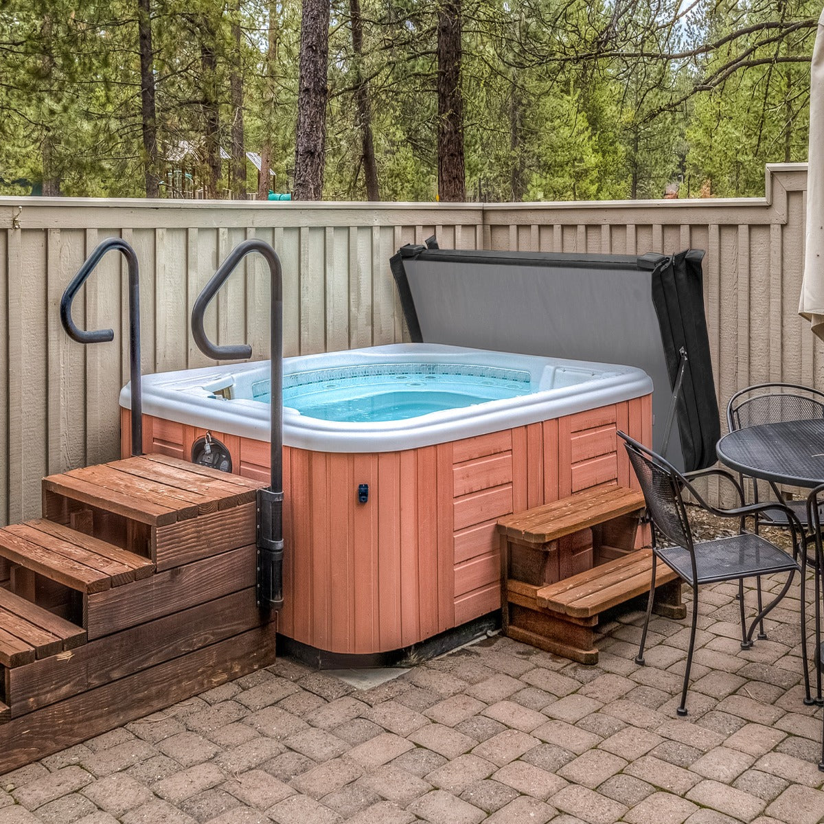 Cubierta negra de 2m x 2m para jacuzzi, con textura resistente, diseñada para proteger el jacuzzi de la intemperie y suciedad