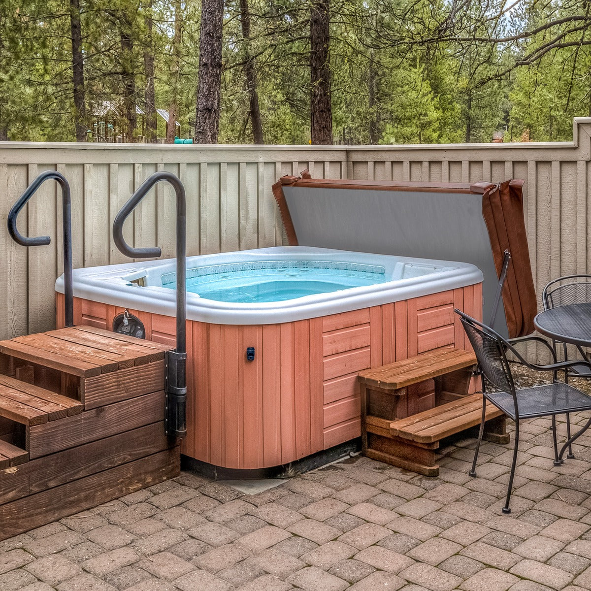 Cubierta marrón de 2,1m x 2,1m para jacuzzi, con textura suave y diseño resistente, ideal para proteger tu jacuzzi en exteriores