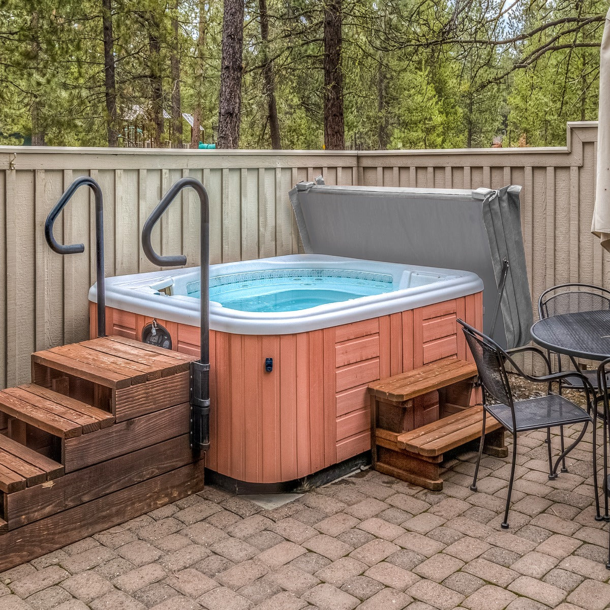 Cubierta gris de 2m x 2m para jacuzzi, con textura resistente, ajustada y diseñada para proteger el jacuzzi de las inclemencias del tiempo