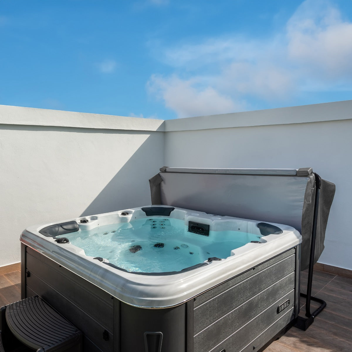 Cubierta gris para jacuzzi de 2,1m x 2,1m, con textura suave y diseño moderno, ideal para proteger y mantener el jacuzzi limpio