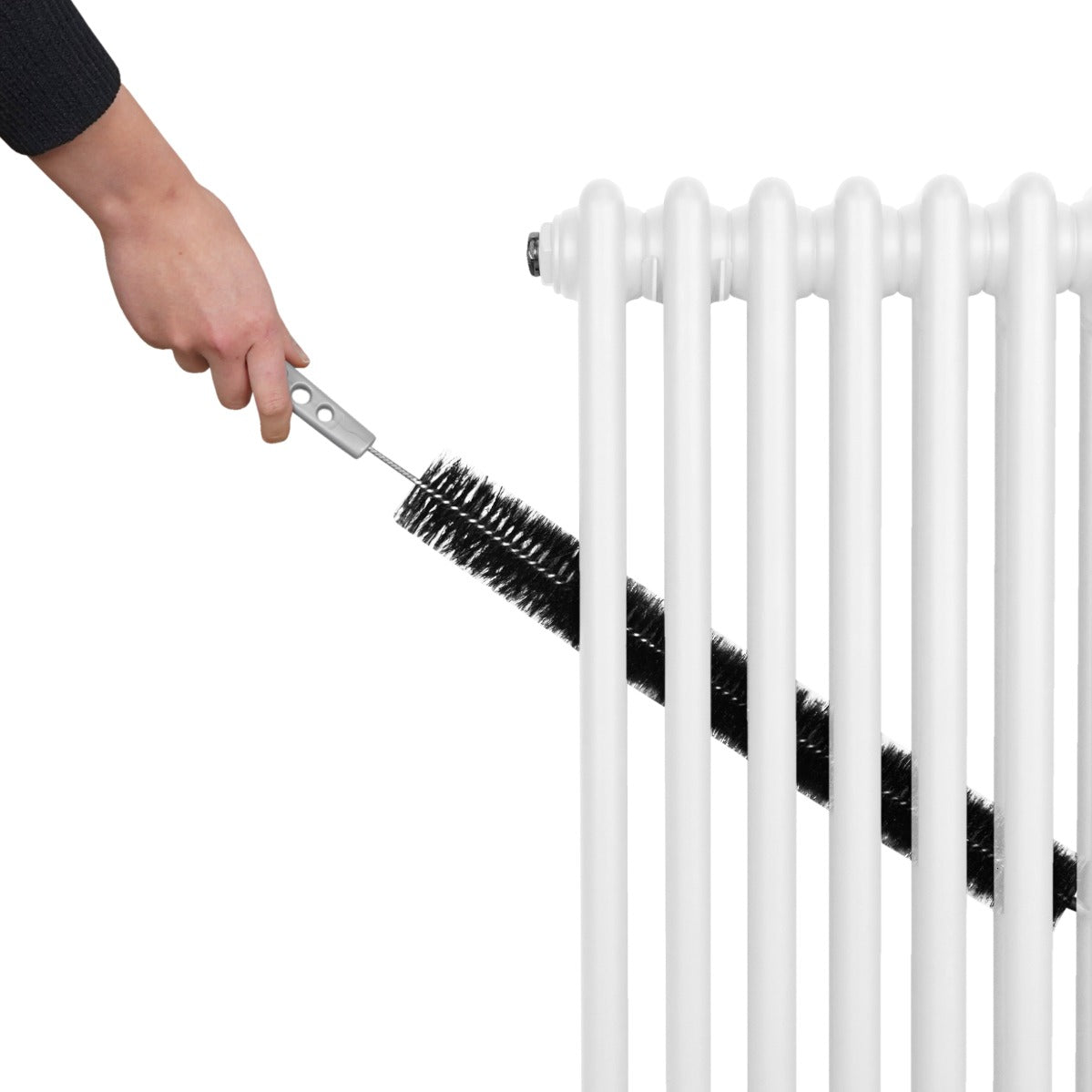Radiador horizontal de 2 columnas en color blanco, siendo limpiado con un cepillo negro, mostrando su diseño clásico y elegante
