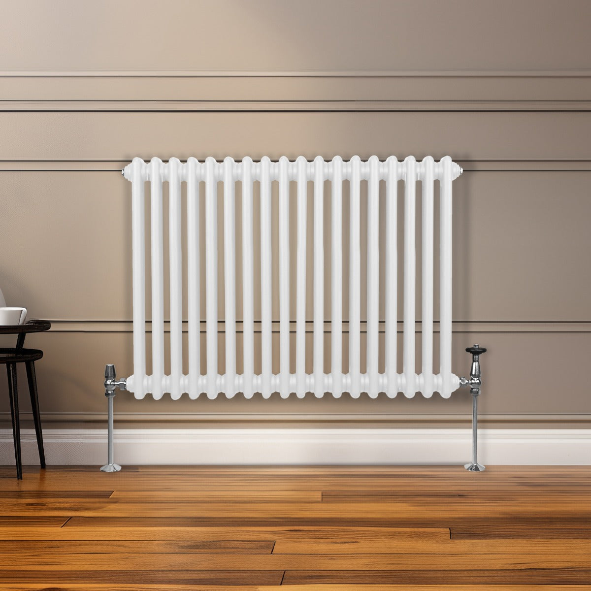 Radiador horizontal de 2 columnas en color blanco, con acabado liso, instalado en una pared de tono neutro sobre un suelo de madera clara