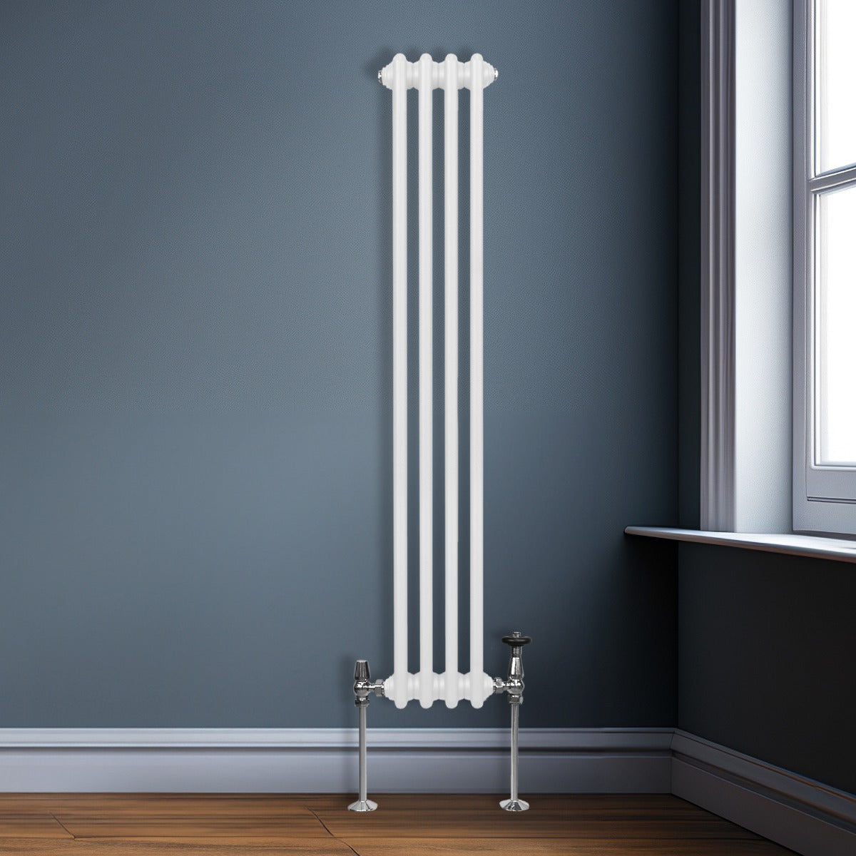 Radiador vertical blanco de 2 columnas, 1500x202mm, con acabado liso y elegante, instalado en pared gris junto a ventana