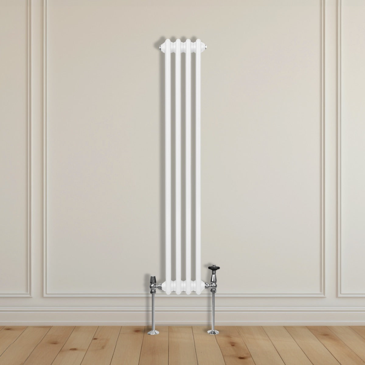 Radiador vertical tradicional de 2 columnas en color blanco, con acabado liso y patas cromadas, instalado en pared clara sobre suelo de madera clara