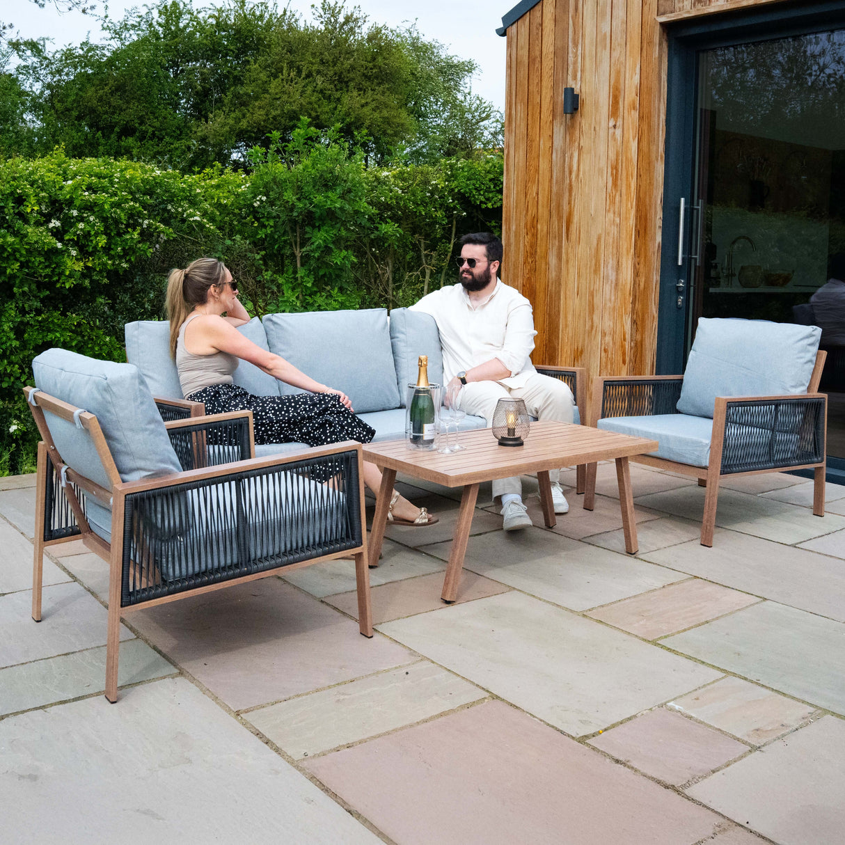 Conjunto para Exteriores de aluminio 5 plazas (4 piezas) - Efecto madera