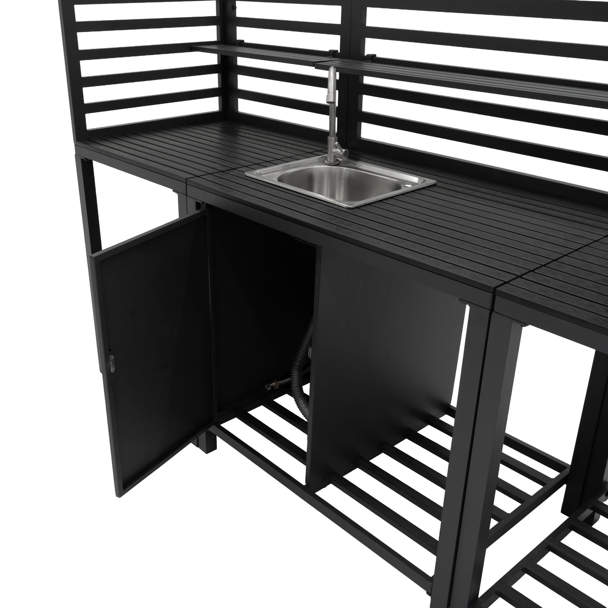Cocina exterior modular de aluminio negra, con superficie de listones, fregadero de acero inoxidable y armario inferior abierto