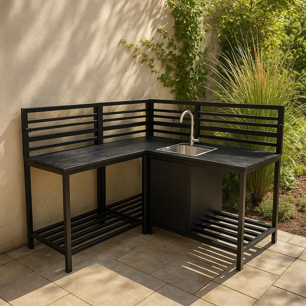 Cocina exterior modular de aluminio en color negro, con fregadero y diseño de listones, ideal para espacios al aire libre