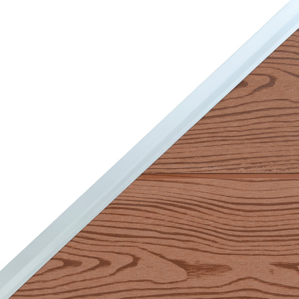 Panel oblicuo de valla exterior en marrón con textura de madera y poste de aluminio blanco, ideal para cercas modernas y duraderas