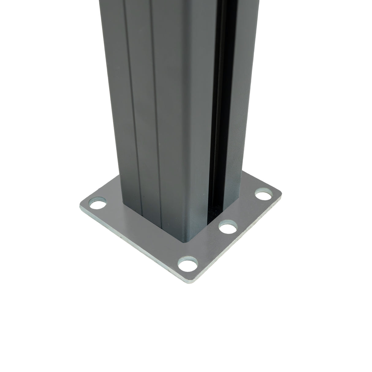 Poste de aluminio marrón con base cuadrada gris, diseñado para vallas exteriores, mostrando textura y robustez ideal para exteriores