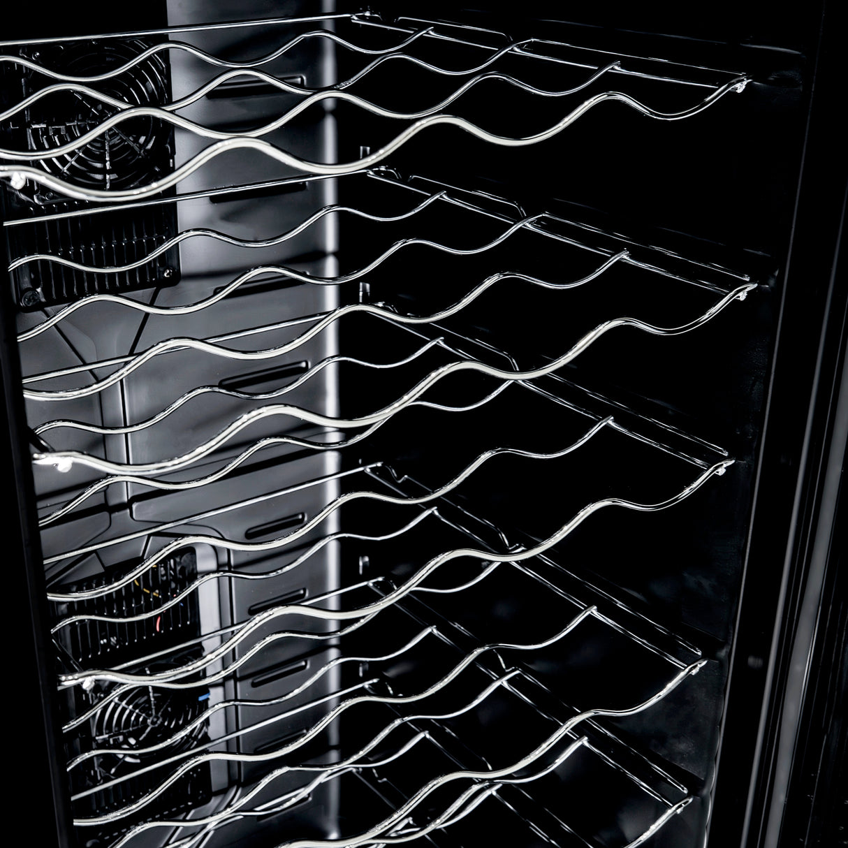 Vinoteca comercial con luz LED, estantes de metal ondulados, interior negro y diseño elegante para almacenar botellas de vino
