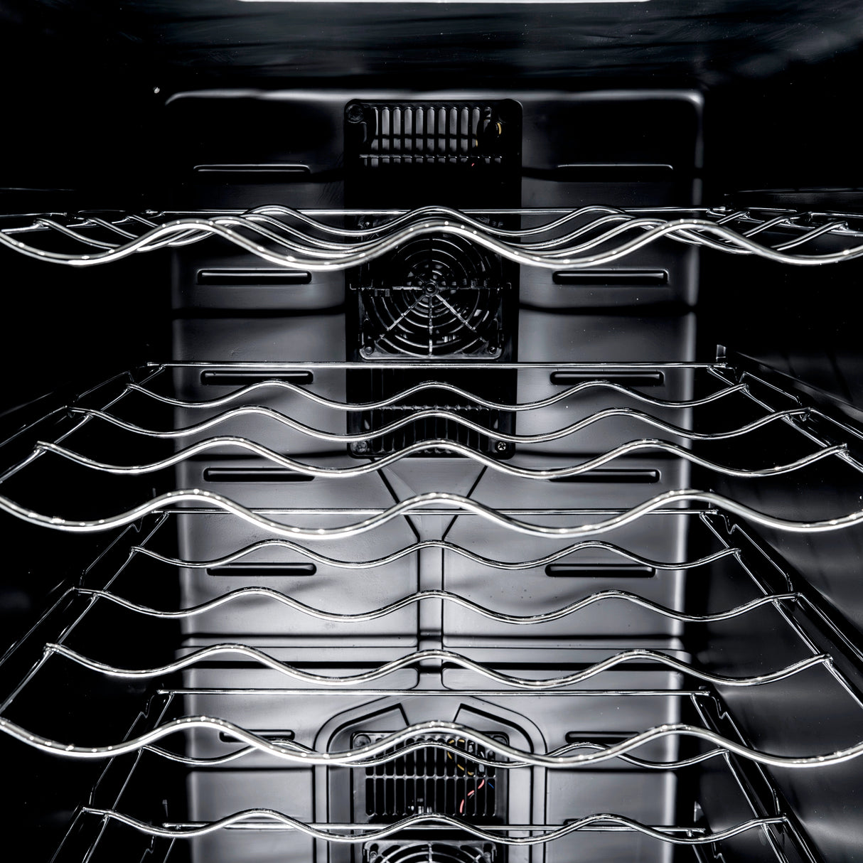 Vinoteca comercial con luz LED, estantes de metal plateado, interior negro brillante y ventilador para circulación de aire fresco