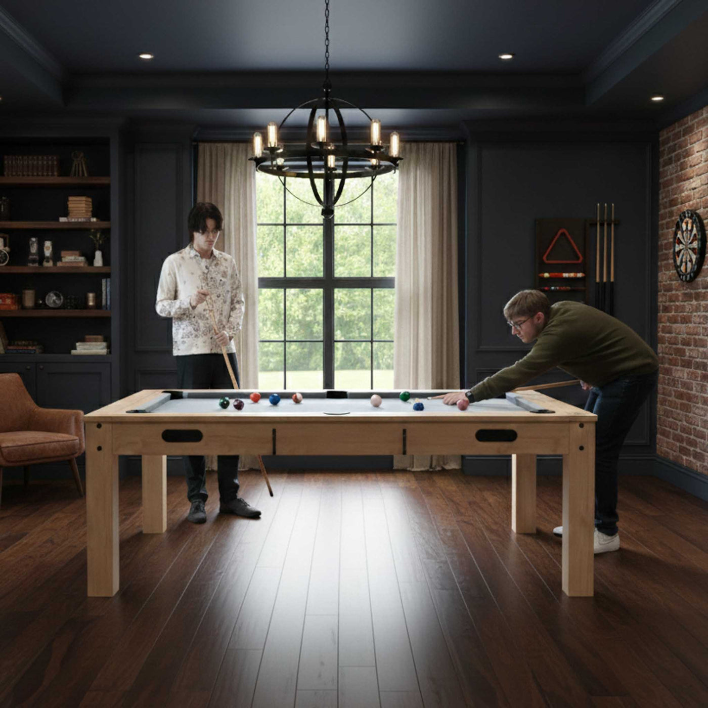 Dos hombres juegan al billar en una sala elegante con paredes oscuras, luz natural, y una mesa de billar de madera clara