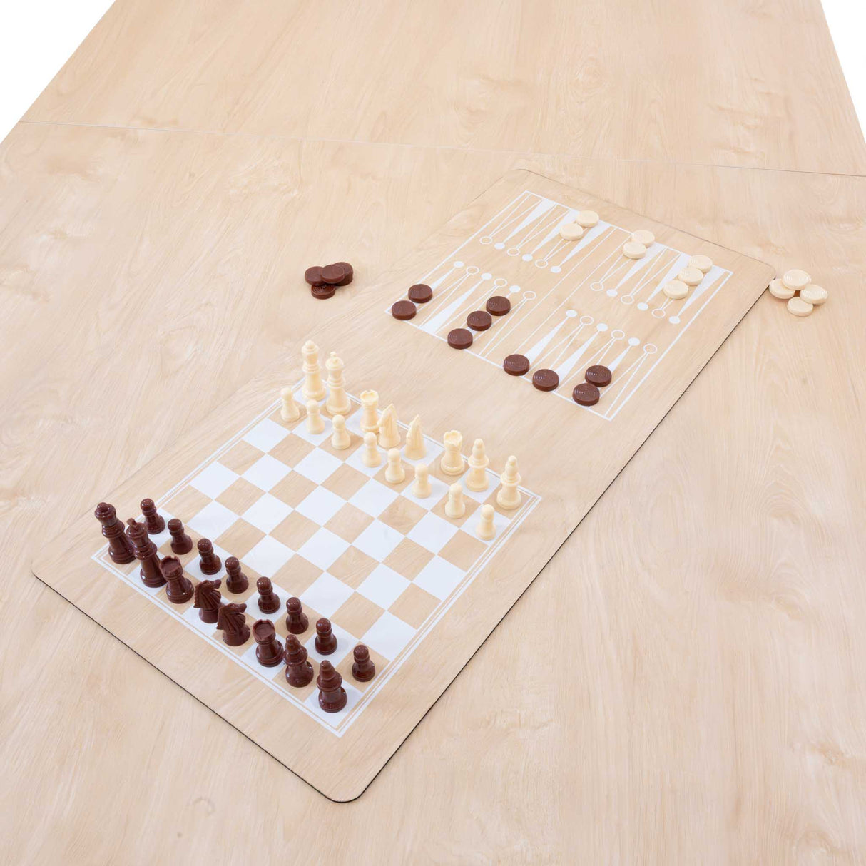 Mesa de juegos de roble con tablero de ajedrez y fichas en tonos claros y oscuros, ideal para almacenamiento y diversión familiar