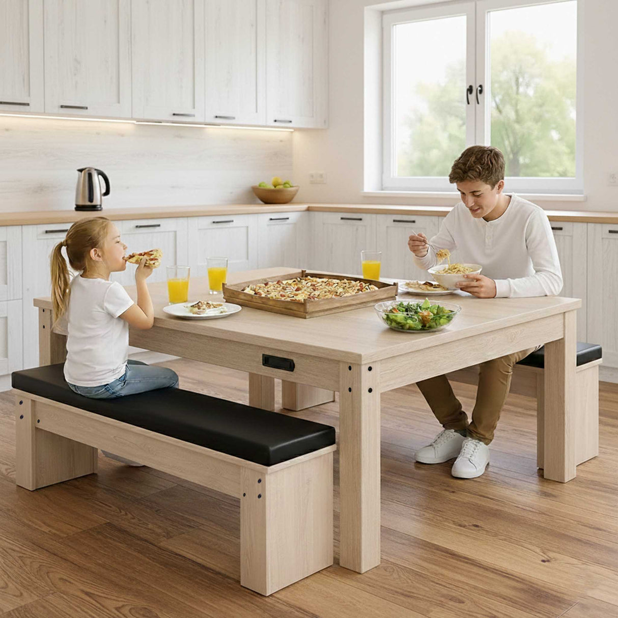 Mesa de juegos de roble con dos bancos de almacenamiento, niños disfrutando de comida en un ambiente luminoso y moderno