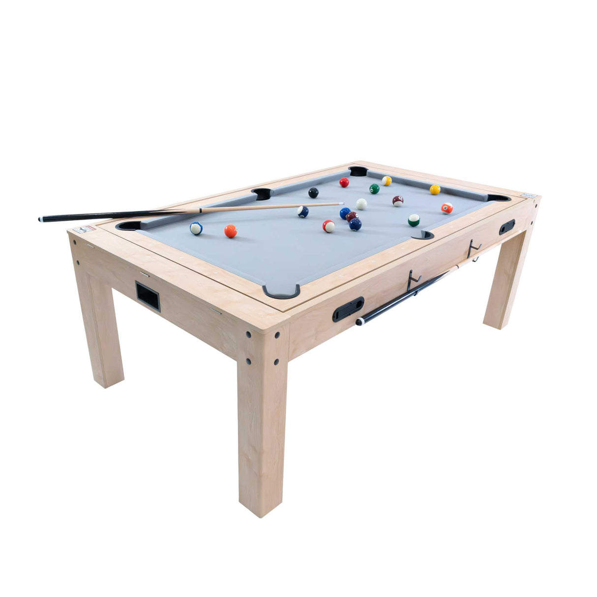 Mesa de juegos 7 en 1 de color roble claro, con superficie gris y pelotas de billar, acompañada de dos bancos de almacenamiento