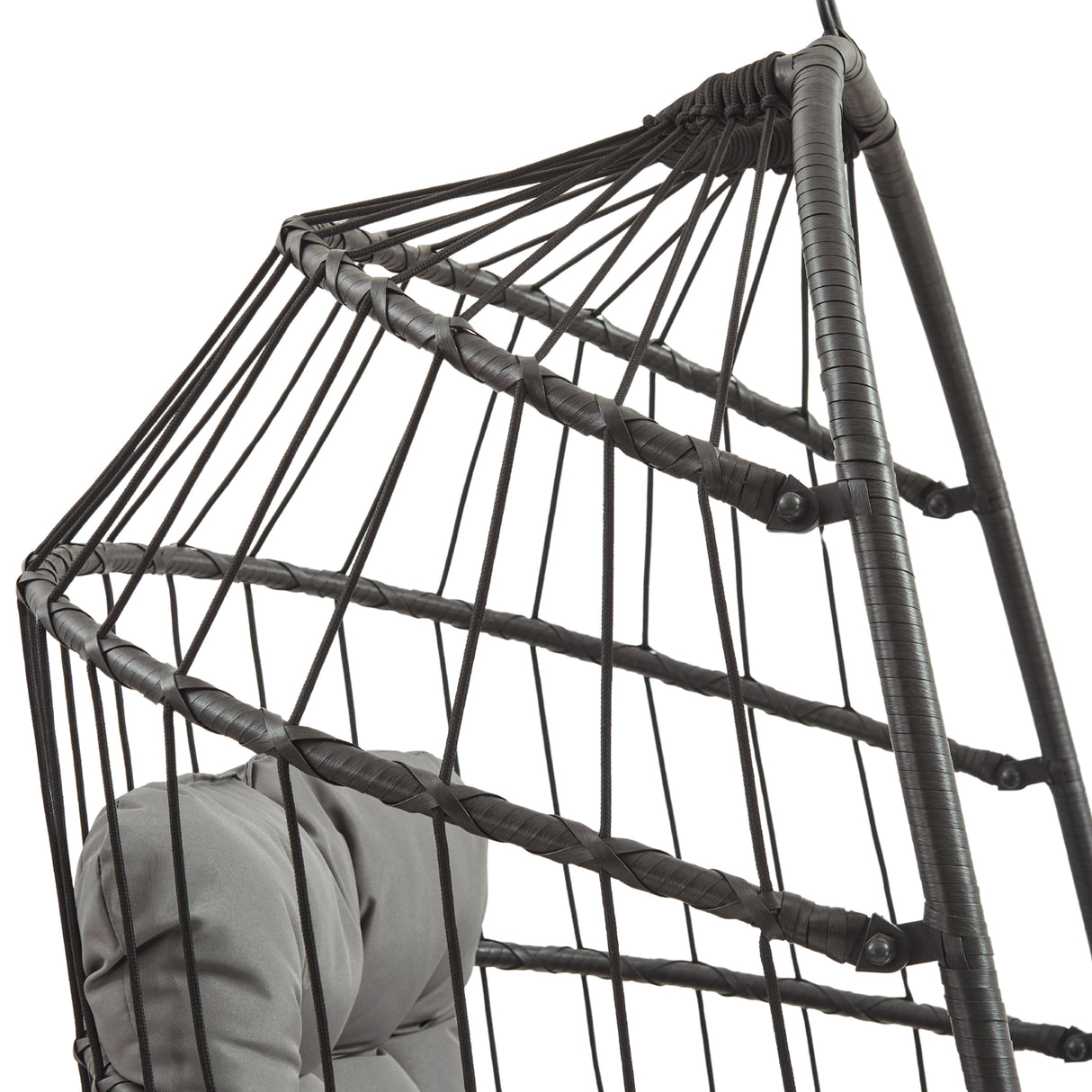 Silla colgante tipo huevo de ratán negra con estructura entrelazada y cojín gris suave, ideal para relajarse en interiores o exteriores