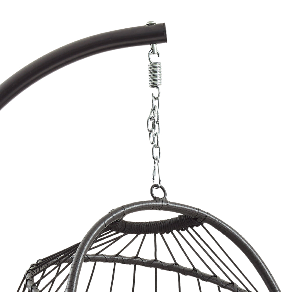 Silla colgante tipo huevo de ratán negro con estructura metálica, diseño moderno y tejido entrelazado que aporta comodidad y estilo