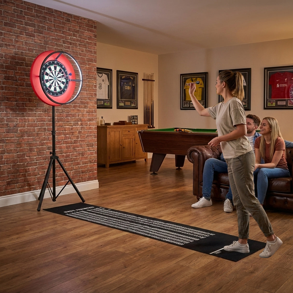 Mesa de juegos de roble 7 en 1 con set de dardos, luz LED y un ambiente acogedor, ideal para entretenimiento en casa