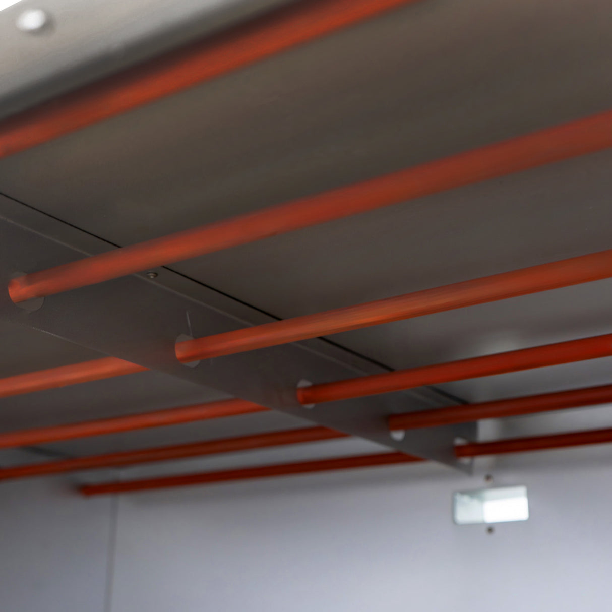 Interior del horno comercial grande para pizza KuKoo, mostrando las varillas metálicas naranjas y la estructura de acero inoxidable pulido