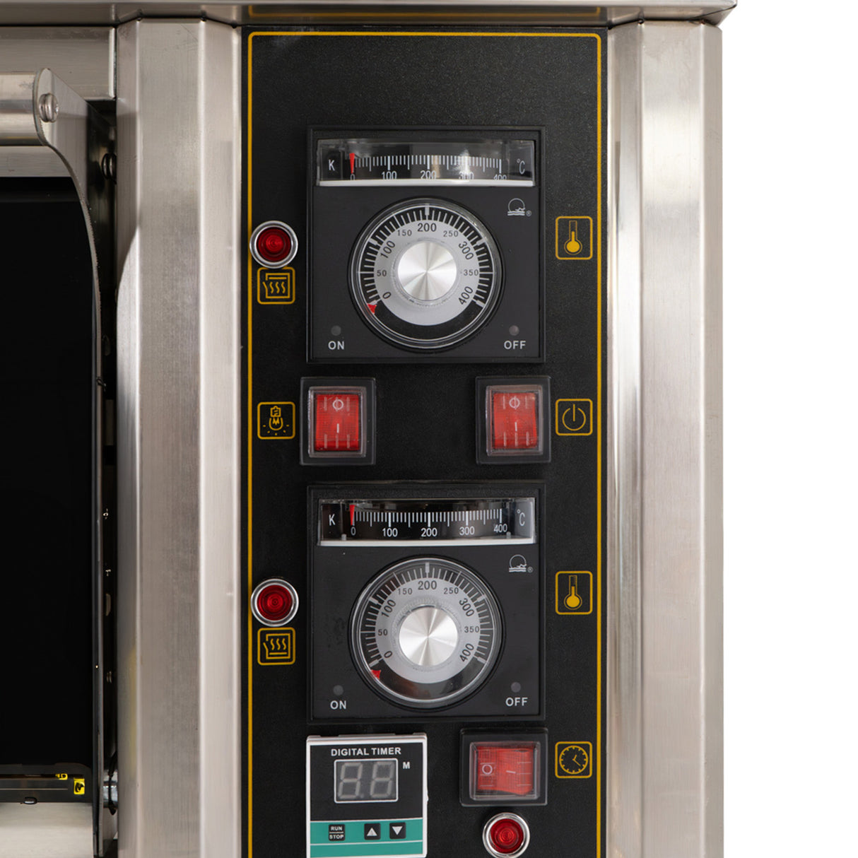 Panel de control del horno comercial KuKoo, con diales metálicos, botones rojos y pantalla digital, todo en acabado acero inoxidable