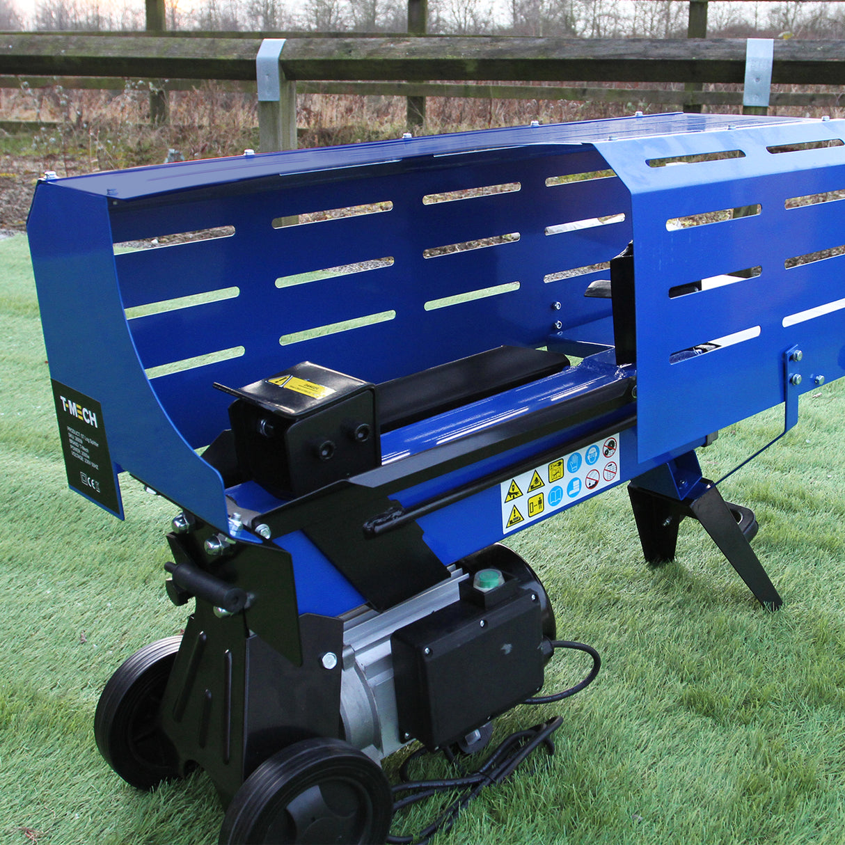 Partidor de troncos T-Mech de 7 toneladas y 520 mm y trituradora de madera T-Mech de 15 HP