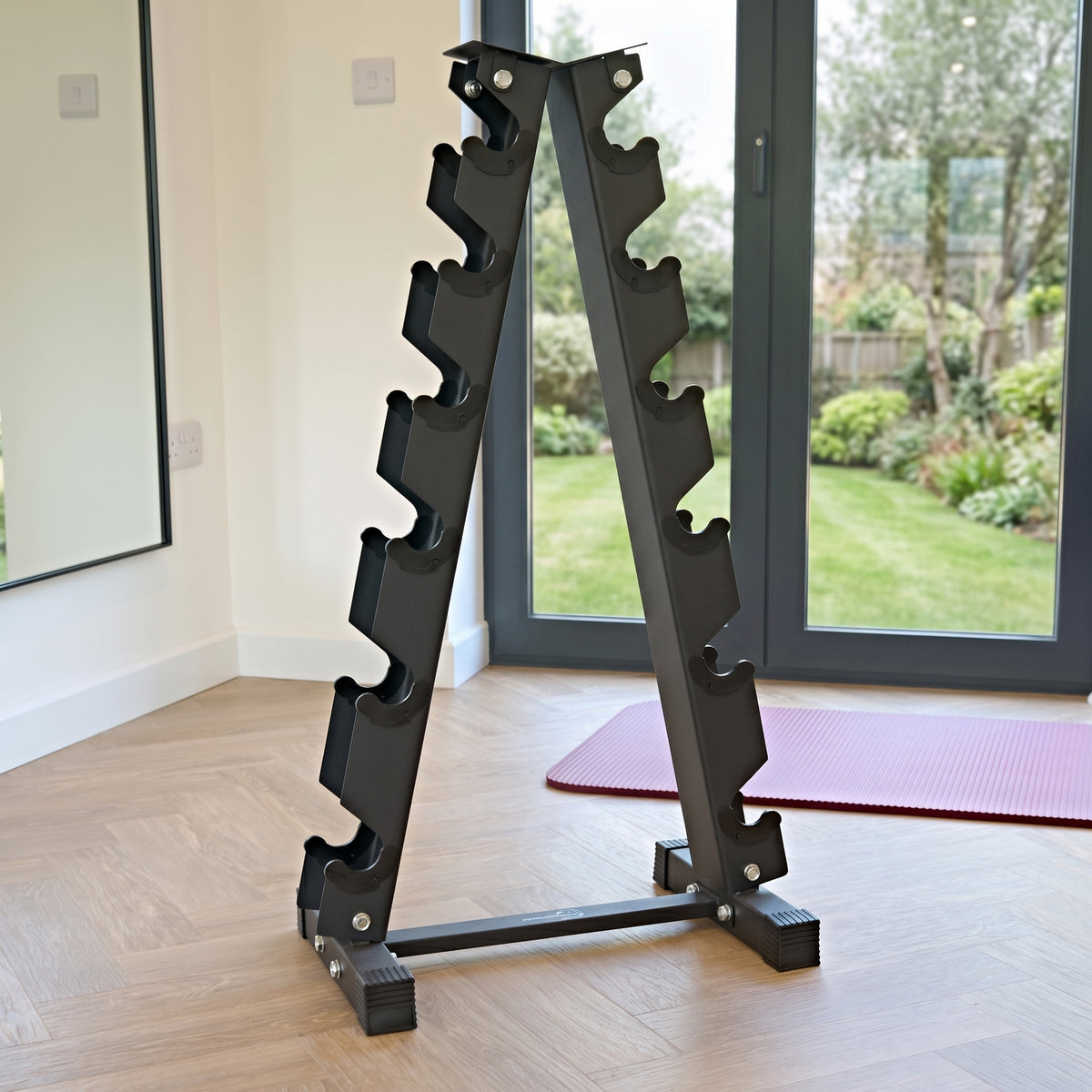 Rack de mancuernas de 6 niveles en color negro, con diseño robusto y moderno, ideal para organizar pesas en un gimnasio en casa