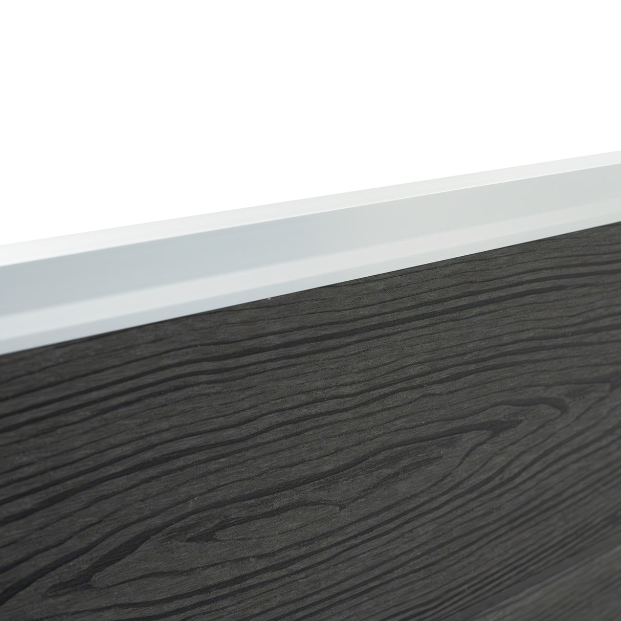 Panel de valla exterior de WPC y aluminio en color gris, con textura de madera y borde blanco, ideal para cercas modernas