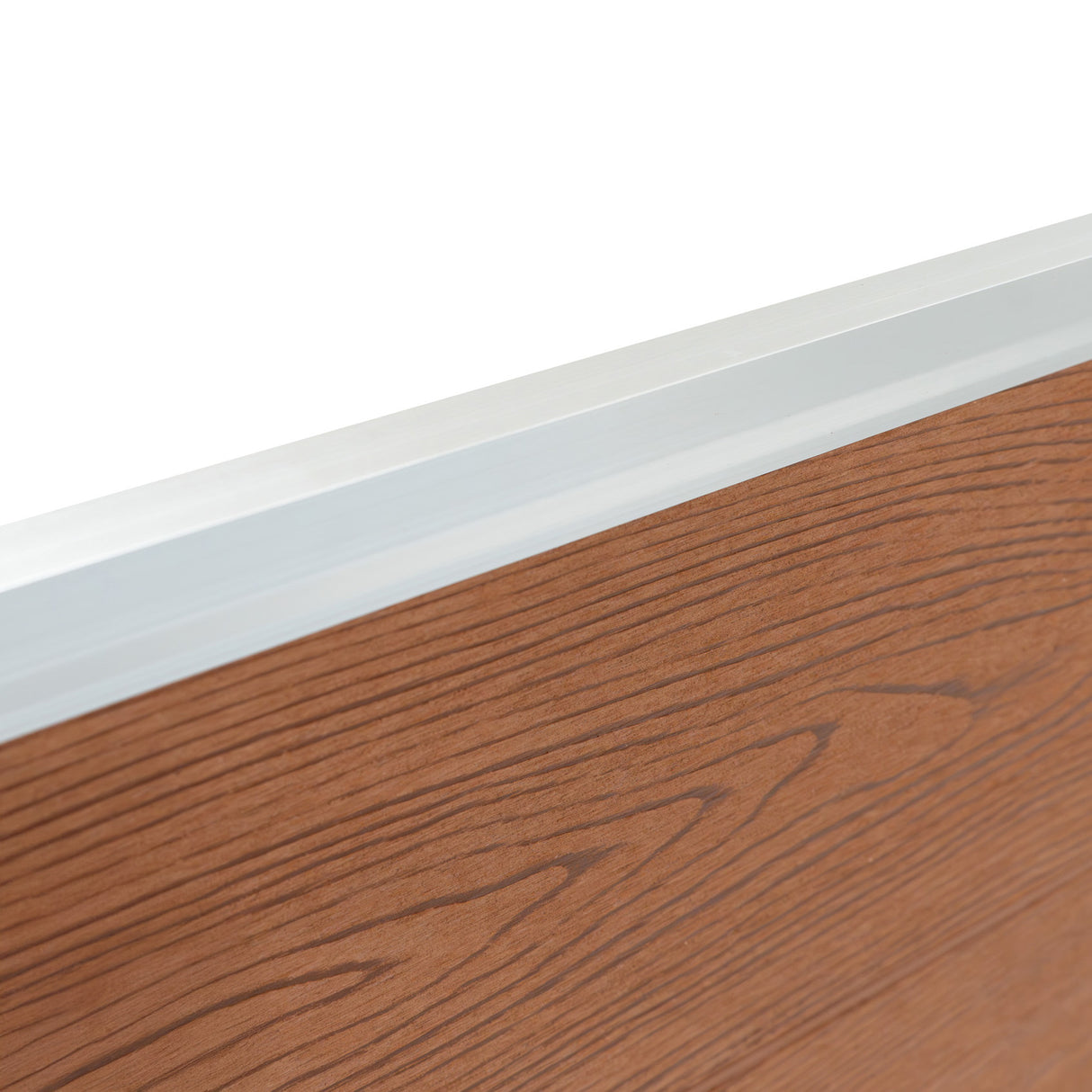 Panel de valla exterior de WPC marrón con borde de aluminio, textura de madera y acabado liso, ideal para cercas decorativas