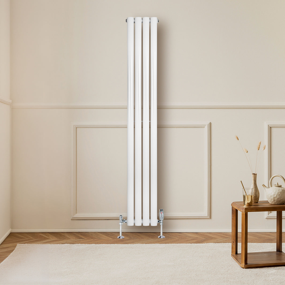 Radiador de columna ovalado blanco de 1600 mm x 240 mm, con válvulas, instalado en una pared clara junto a una mesa de madera