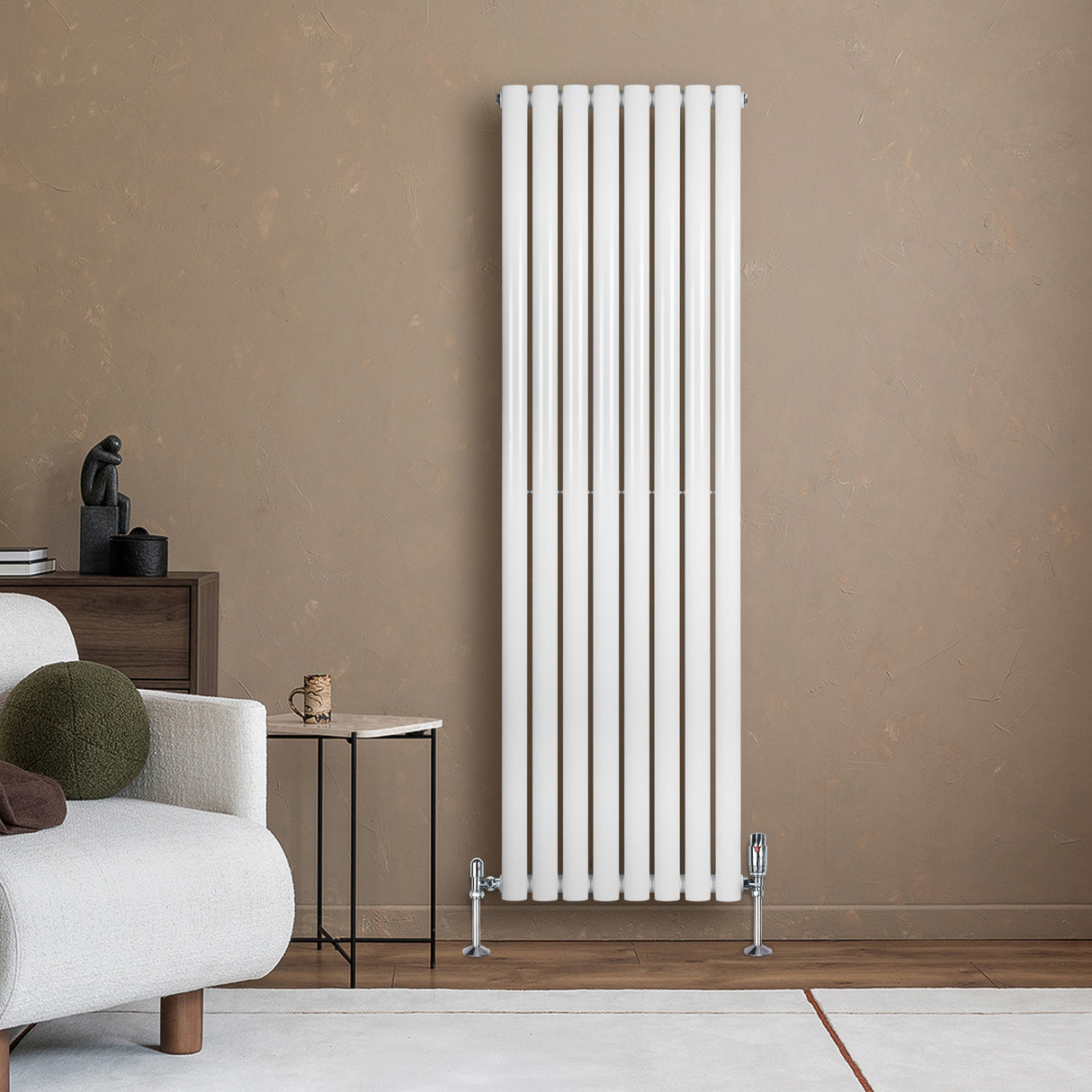 Radiador de columna ovalado blanco de 1600 mm x 480 mm, con válvulas, instalado en una pared marrón, junto a un sofá moderno