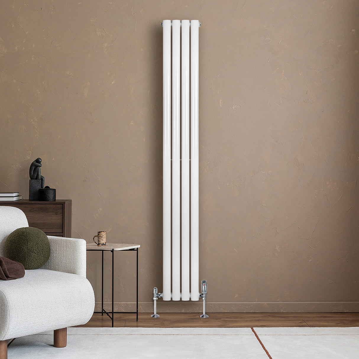 Radiador de columna ovalado blanco de 1800 mm x 240 mm, con válvulas, instalado en una pared de color marrón claro, junto a un sofá moderno