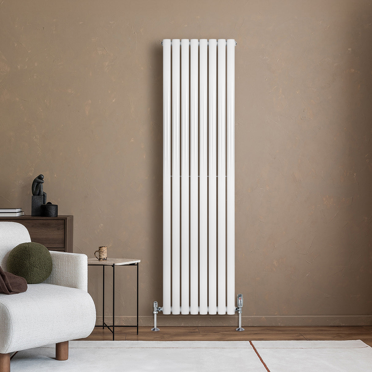 Radiador de columna ovalado blanco de 1800 mm x 480 mm, con un diseño moderno y elegante, instalado en una pared de tono cálido