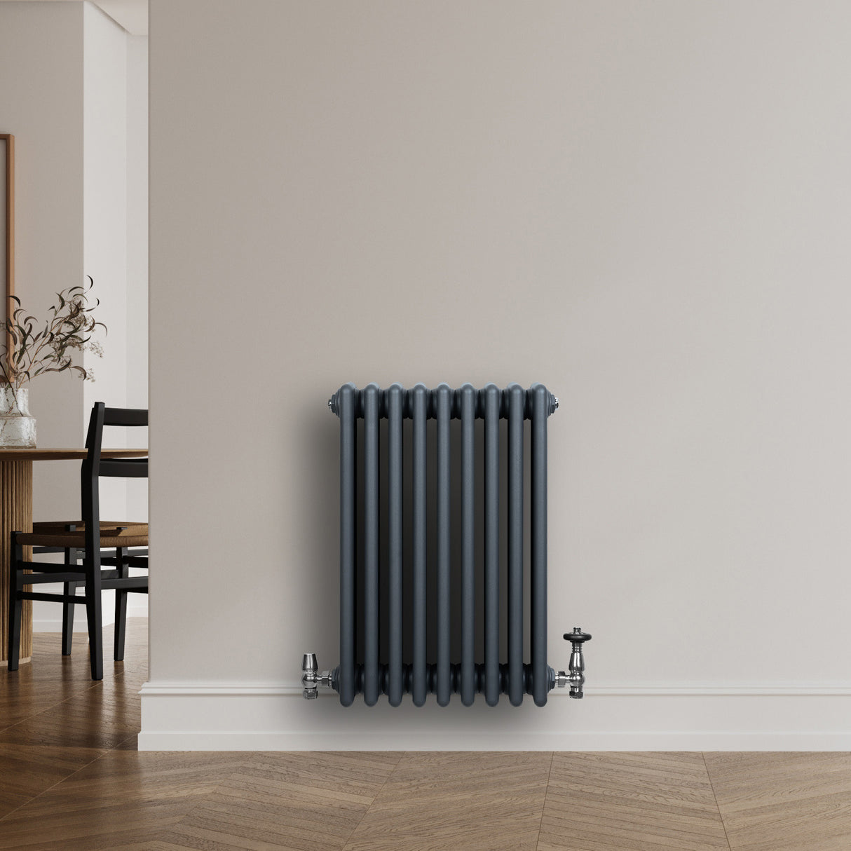 Radiador tradicional de 4 columnas en gris antracita, con válvulas, instalado en una pared clara, ideal para calefacción eficiente