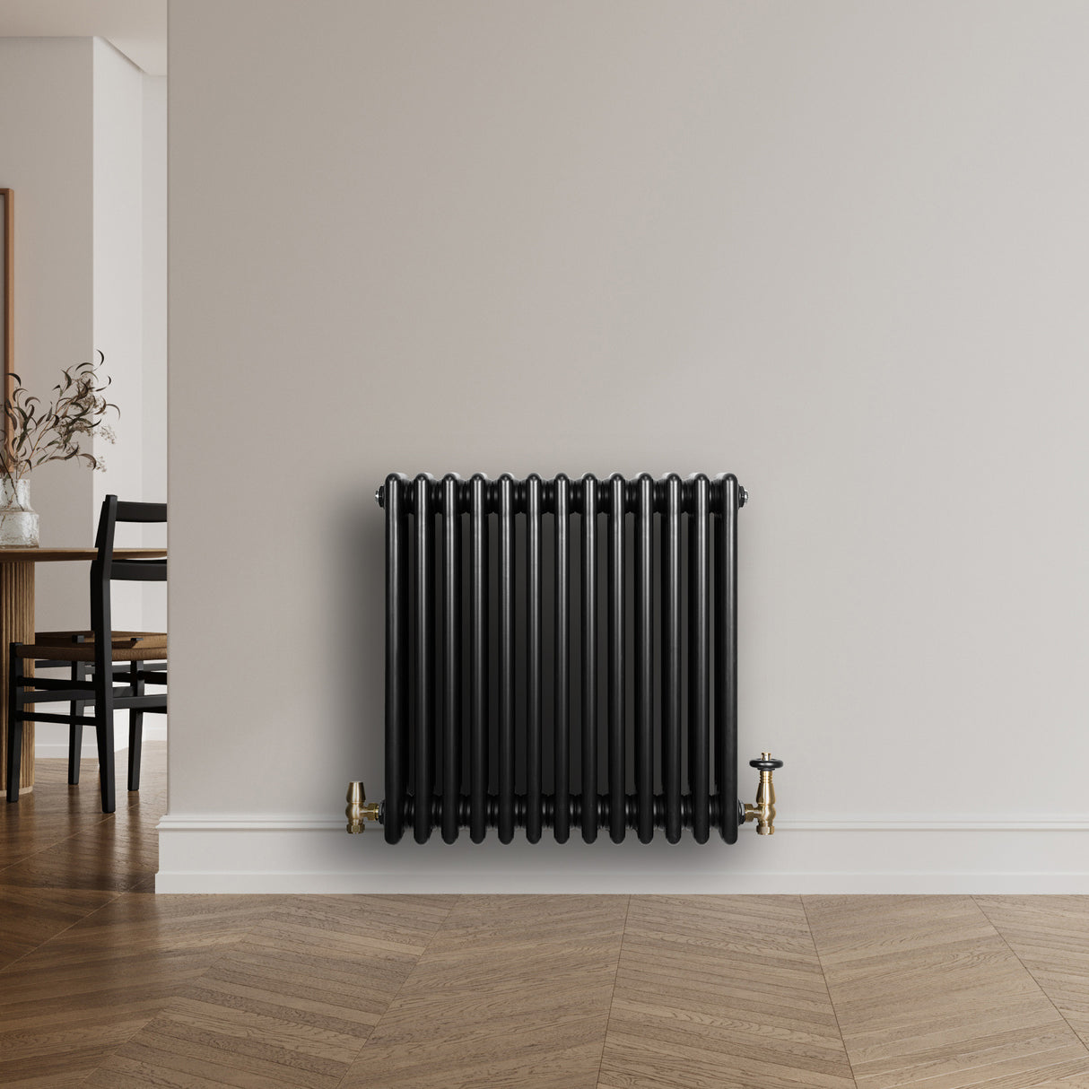 Radiador tradicional negro de 4 columnas con válvulas, elegante diseño y acabado liso, ideal para calentar espacios interiores