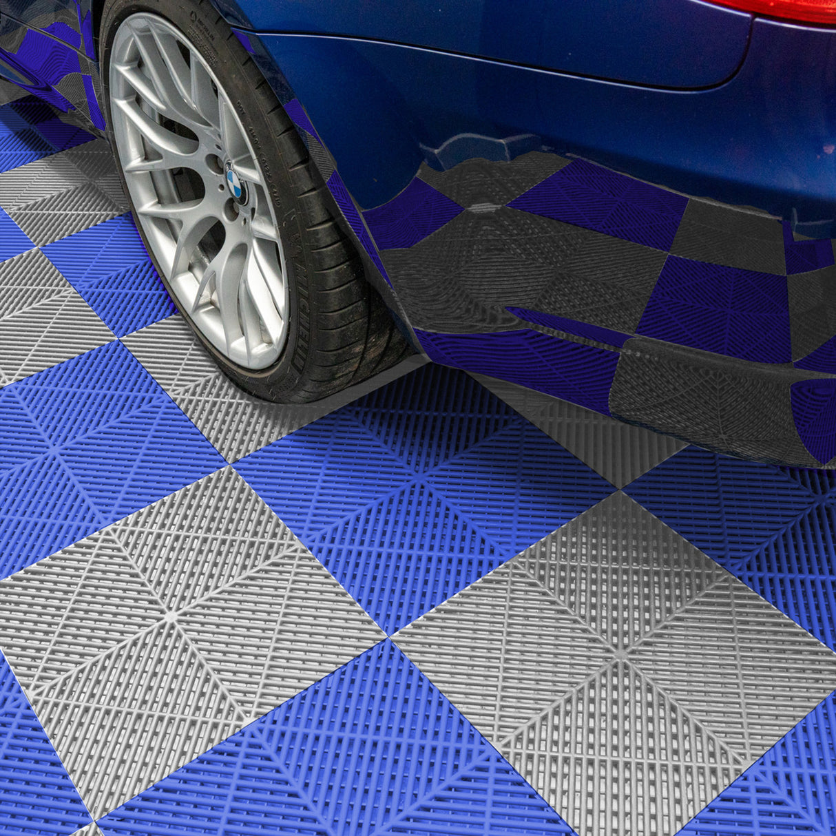 Baldosas de polipropileno en gris y azul con canales de ventilación, ideales para garajes, con textura antideslizante y diseño moderno