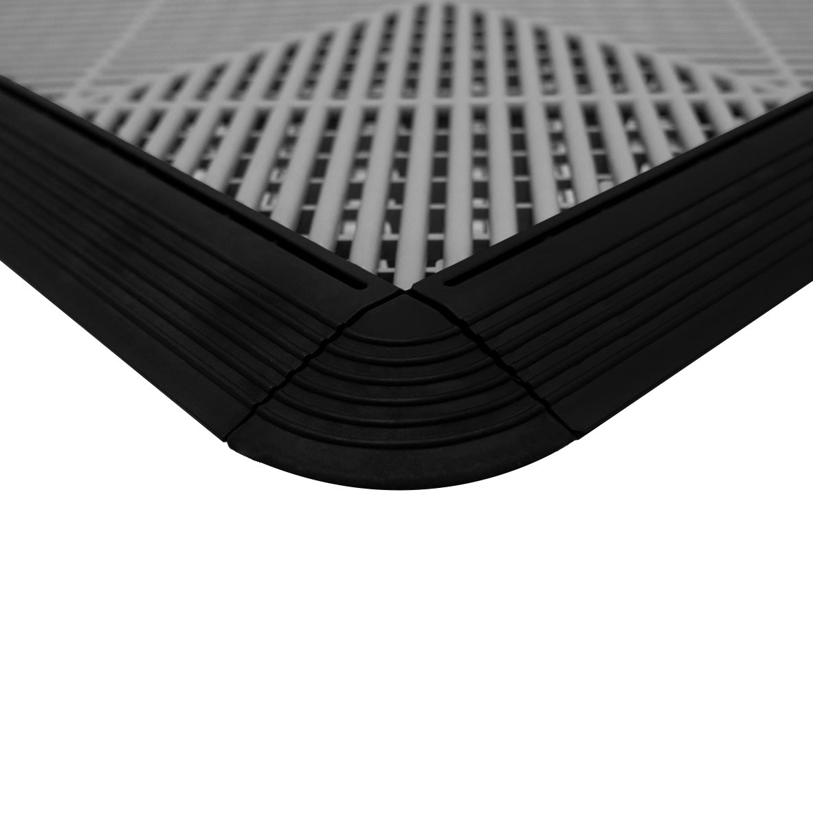 Baldosas de polipropileno gris con canales de ventilación y bordes negros, diseñadas para un fácil drenaje y durabilidad