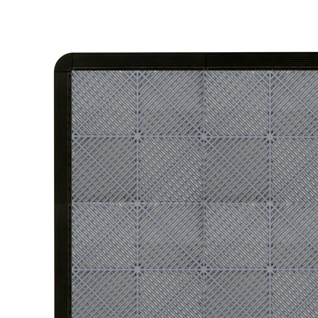 Baldosas de polipropileno gris con canales de ventilación, bordes negros, superficie texturizada y diseño en cuadrícula