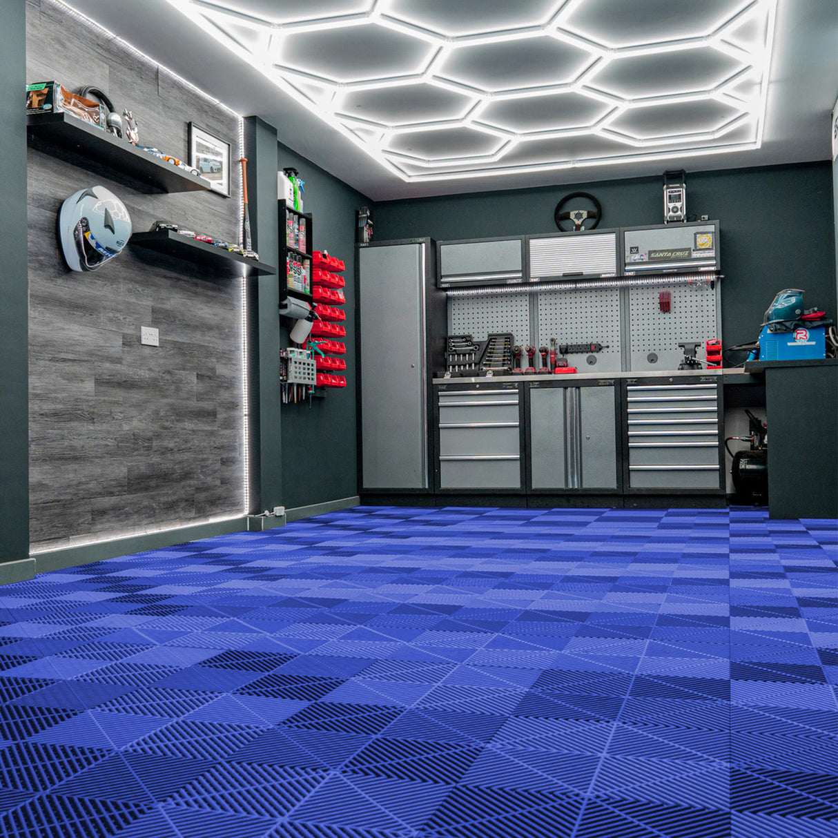 Baldosas de polipropileno azules con textura en un garaje moderno, iluminado por luces LED hexagonales en el techo